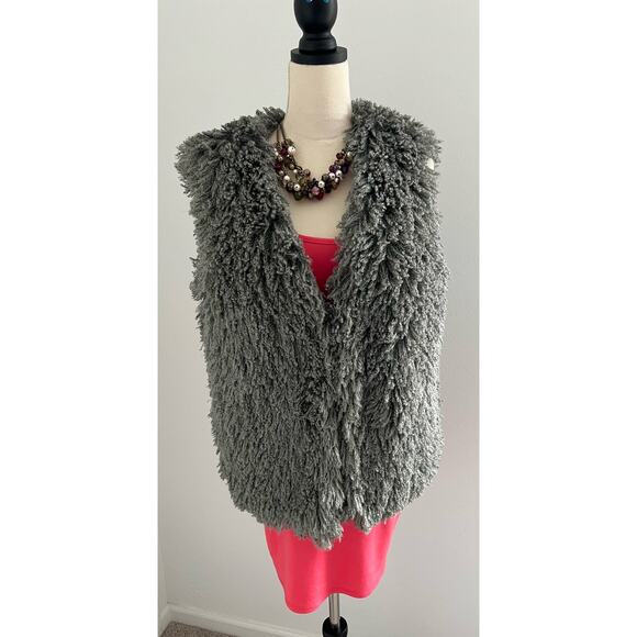 Simply Vera Wang Faux Fur Open Front Sleeveless Gray Vest Jacket SIze L/XL - Picture 2 of 8